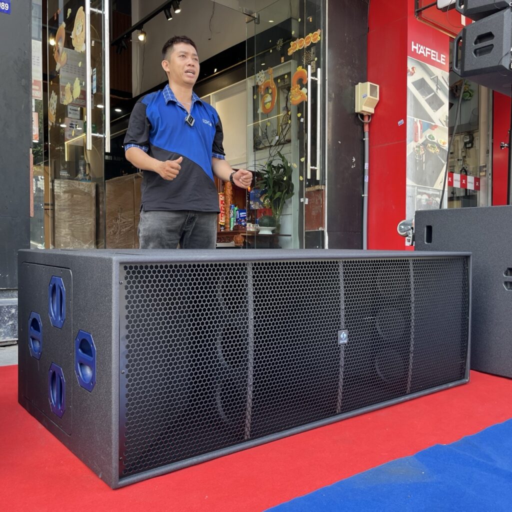 nhân viên DX Pro Audio tư vấn loa Sandy
